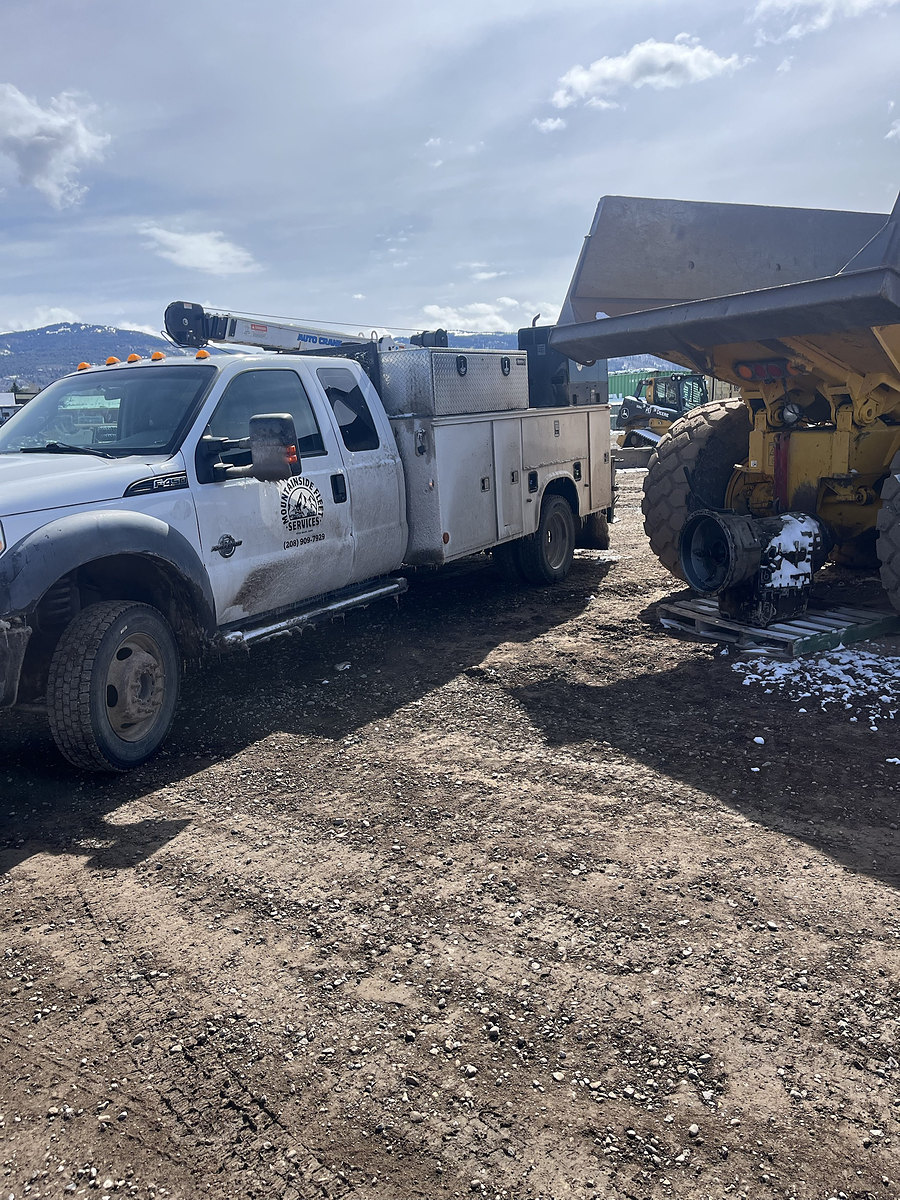 Mountainside Fleet service truck next to a haul truck on site